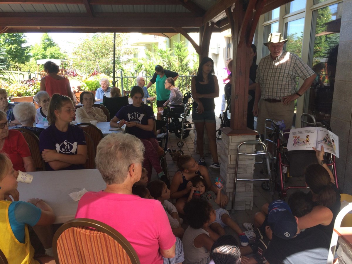 Les enfants du Centre prénatal et jeunes familles vont à la rencontre des aînés