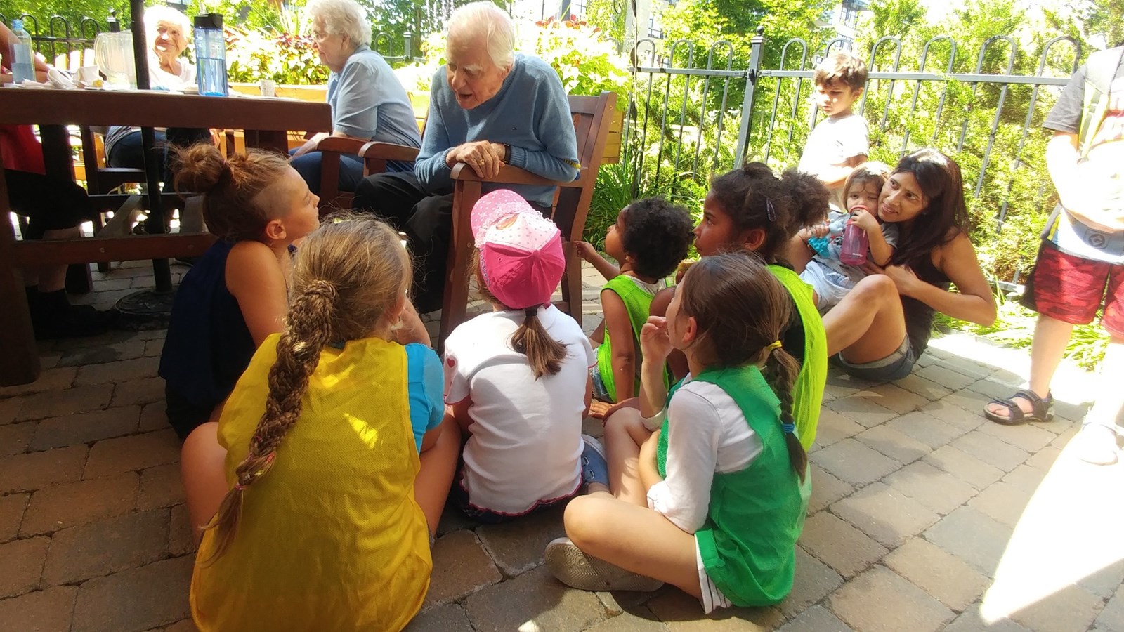 Les enfants du Centre prénatal et jeunes familles vont à la rencontre des aînés