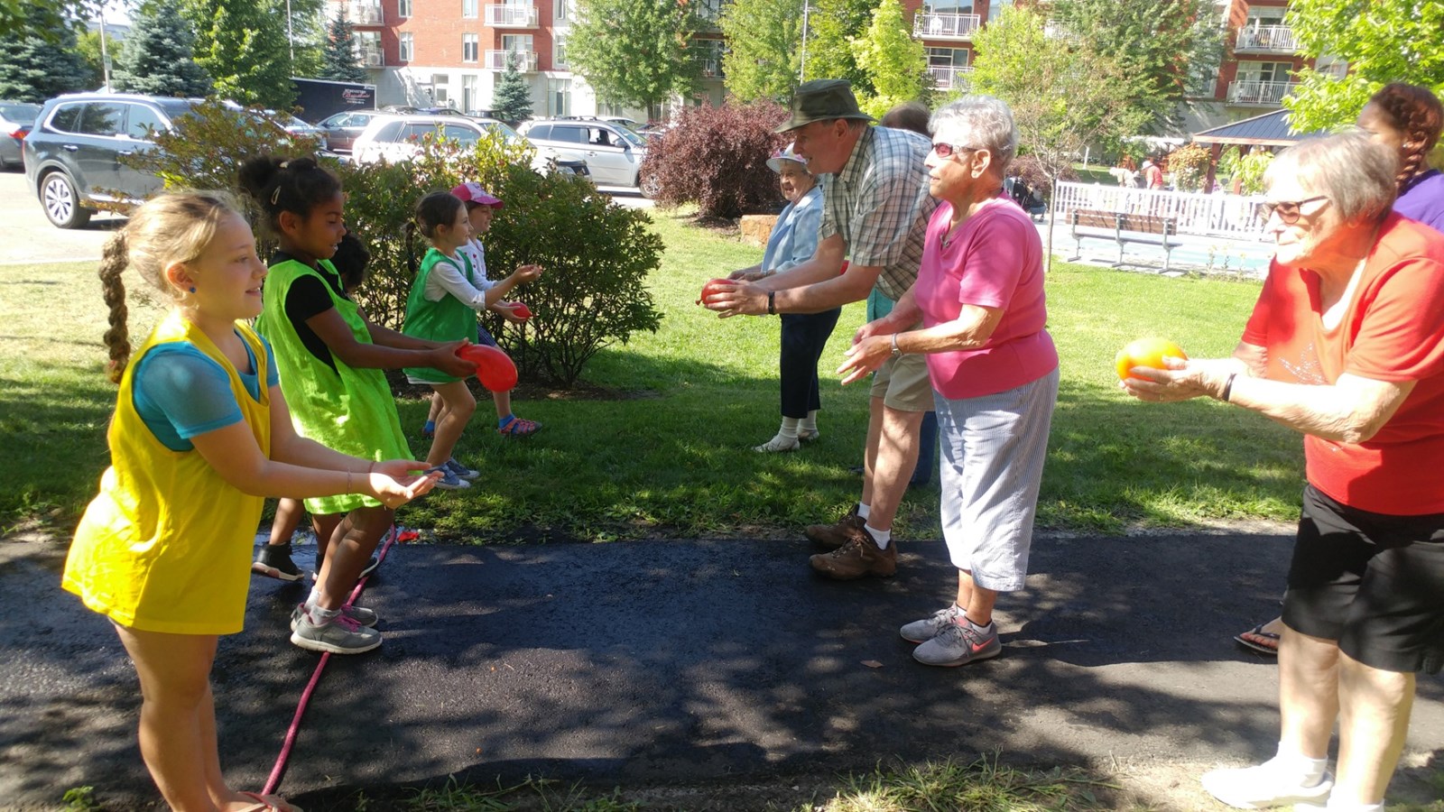 Les enfants du Centre prénatal et jeunes familles vont à la rencontre des aînés