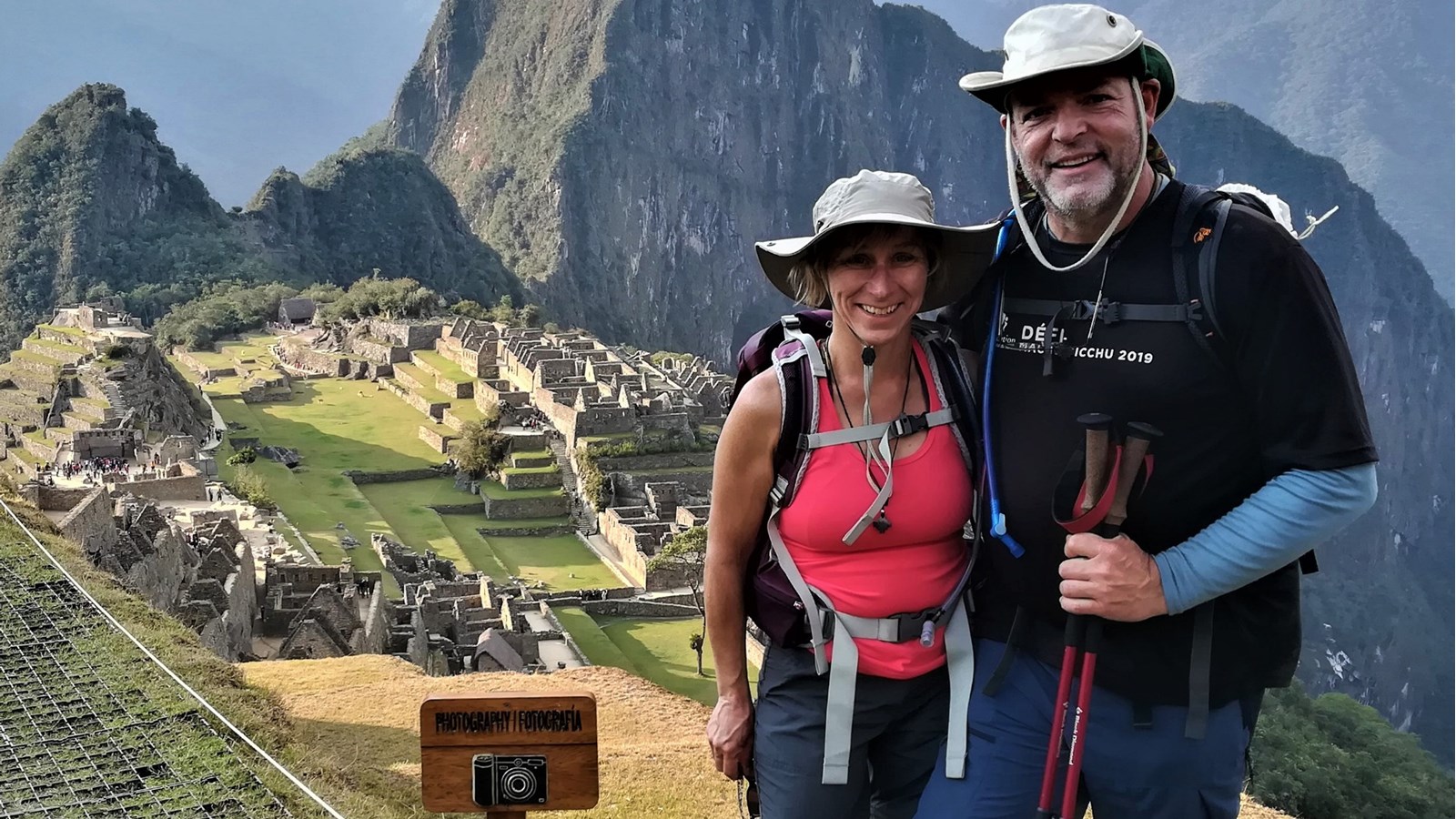 Le couple pose devant le site lors de leur arrivée à la porte du Soleil. De ce point de vue, il reste encore 45 minutes de marche pour atteindre le site lui-même du Machu Picchu.
