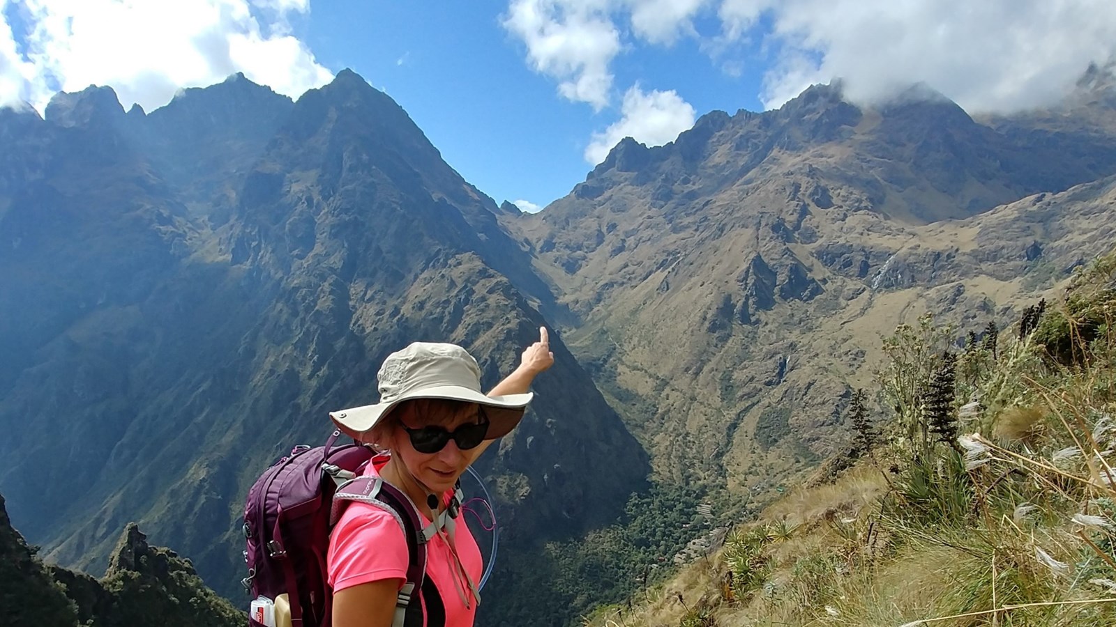 Josée pointe le col du Warmiwanusca une fois descendu du col de 4215 mètres. 