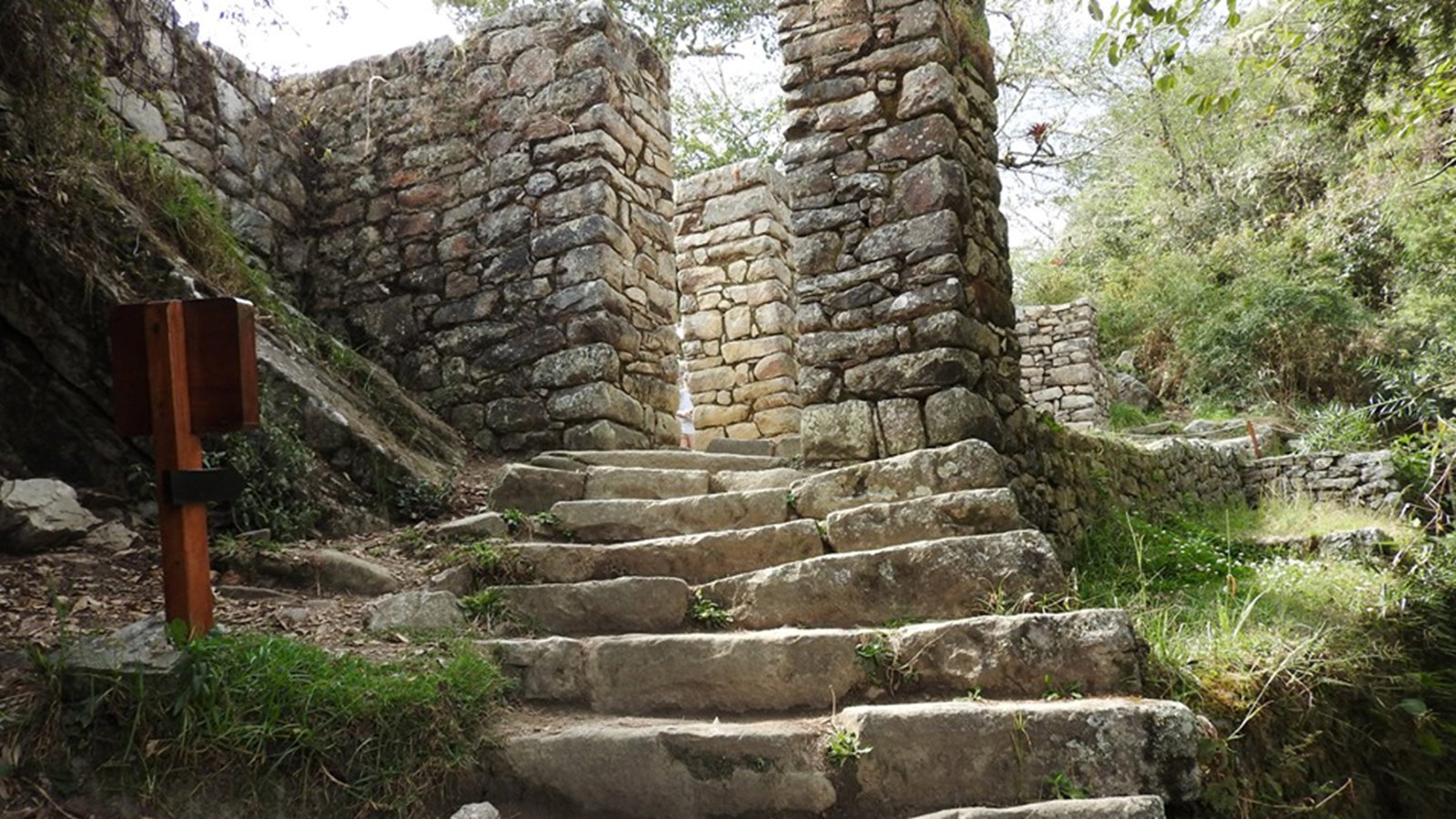 Inti Puku : la fameuse porte du soleil. l'objectif psycologique et émotif du trek. Une fois sur place, le défi est considéré comme réussi  car une fois de l'autre côté d'Inti Puku , le Machu Picchu attend les participants. 
