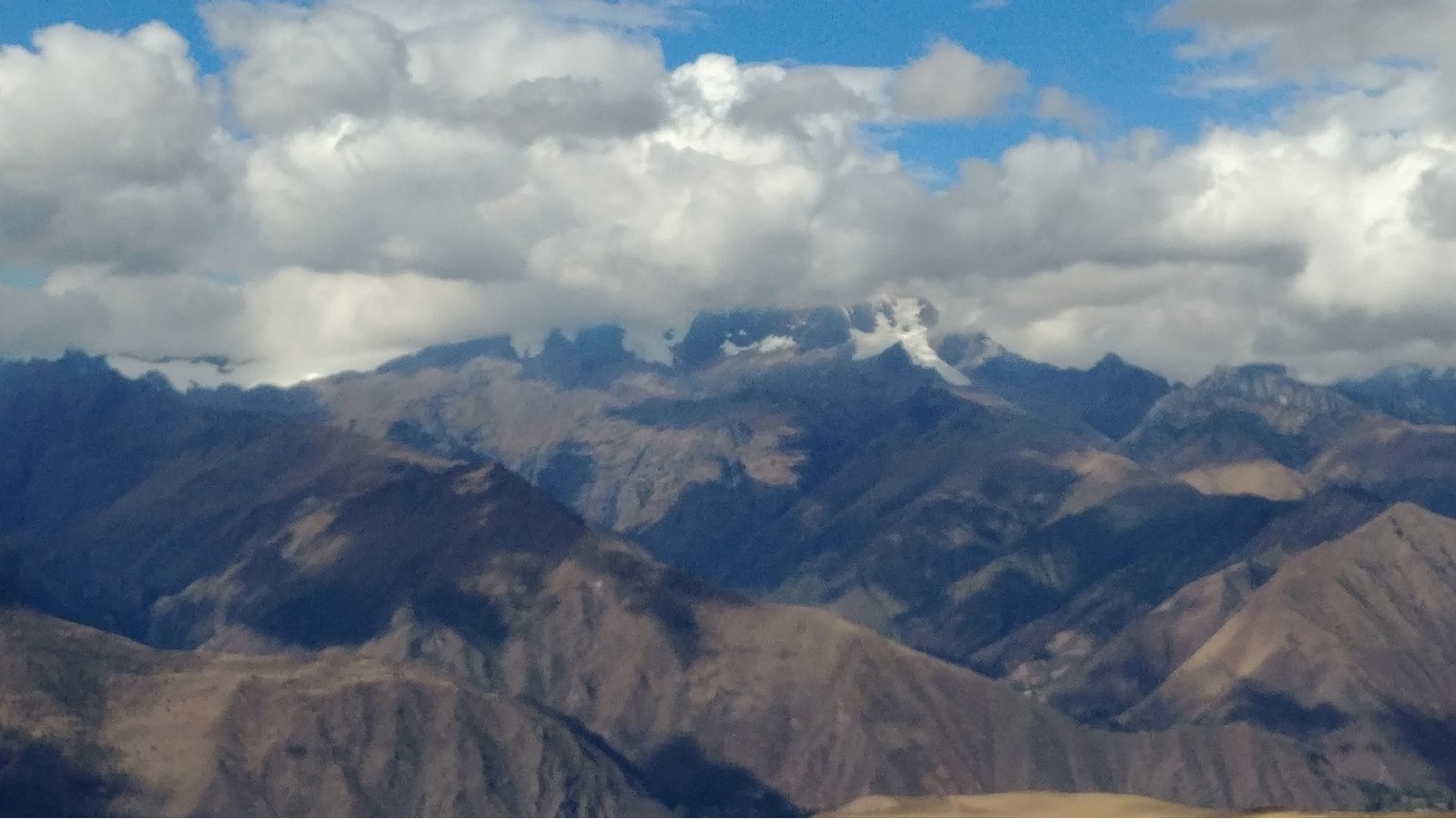 Des points de vu indescriptible tel celui sur la cordillère d'Urubamba vu du belvédère qui surplombe le site archéologique de Moray près de la petite localité de Misminay perché à 3700 mètres d'altitude.