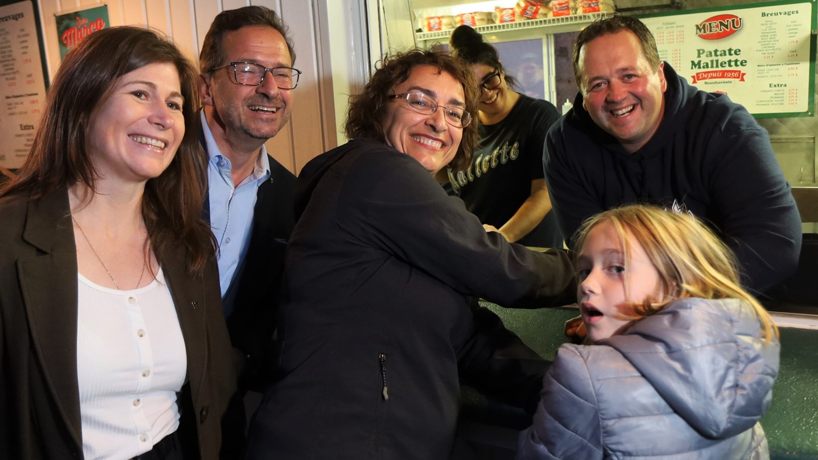 Noémie Rouillard, candidate du Bloc Québécois dans Vaudreuil-Soulanges, a pris la pose aux côtés de Yves-François Blanchet, chef du parti et de Claude DeBellefeuille, candidate dans Salaberry-Suroît. Le propriétaire de Patate Mallette, Alexandre Daneau et sa fille Clara étaient contents de recevoir la délégation bloquiste.