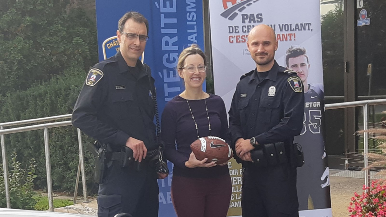 La gagnante du tirage à Beauharnois du ballon de football autographié par les joueurs du Noir et Or du Collège de Valleyfield a été Mme Marjorie Mercier. On la voit ici accompagnée de l’agent sociocommunautaire Martin Labrie, ainsi que du sergent sociocommunautaire Martin Dionne, du Service de Police de Châteauguay.