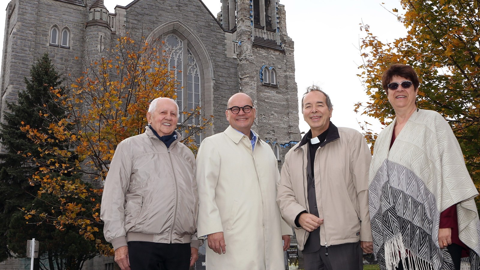 Yves Barrette, président de l’Assemblée de la Fabrique, Claude Reid, député de Beauharnois, l'Abbé Normand Bergeron, curé et recteur de la Fabrique de la paroisse Sainte-Cécile et
Martine Hébert, gérante de la Fabrique se réjouissent de cette annonce qui permettra de compléter le financement pour la restauration du second clocher de la Basilique-Cathédrale Ste-Cécile.