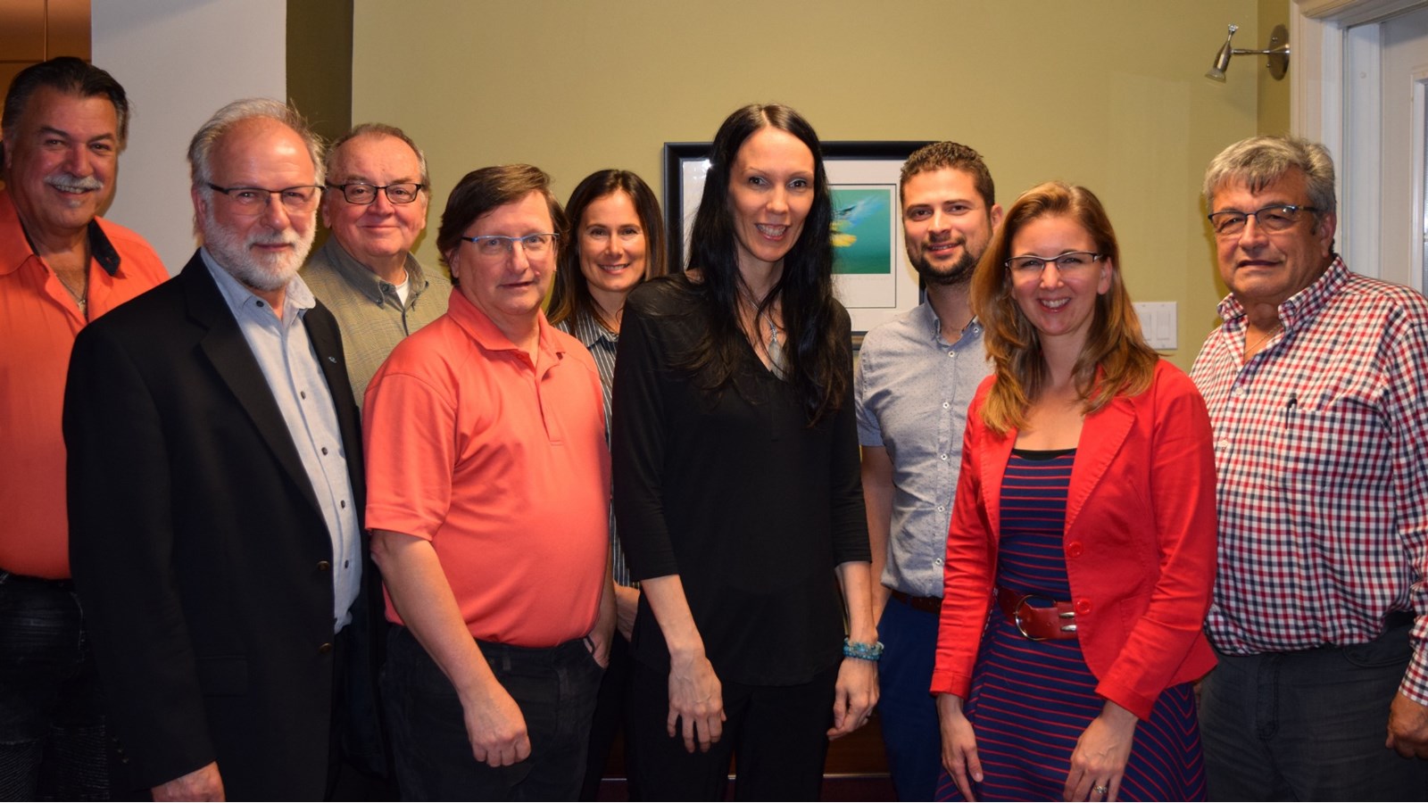 Les 2 récipiendaires, au centre, que sont André Desrochers et Nadine Primeau, sont entourés des membres du Conseil des maires de la MRC de Beauharnois-Salaberry.