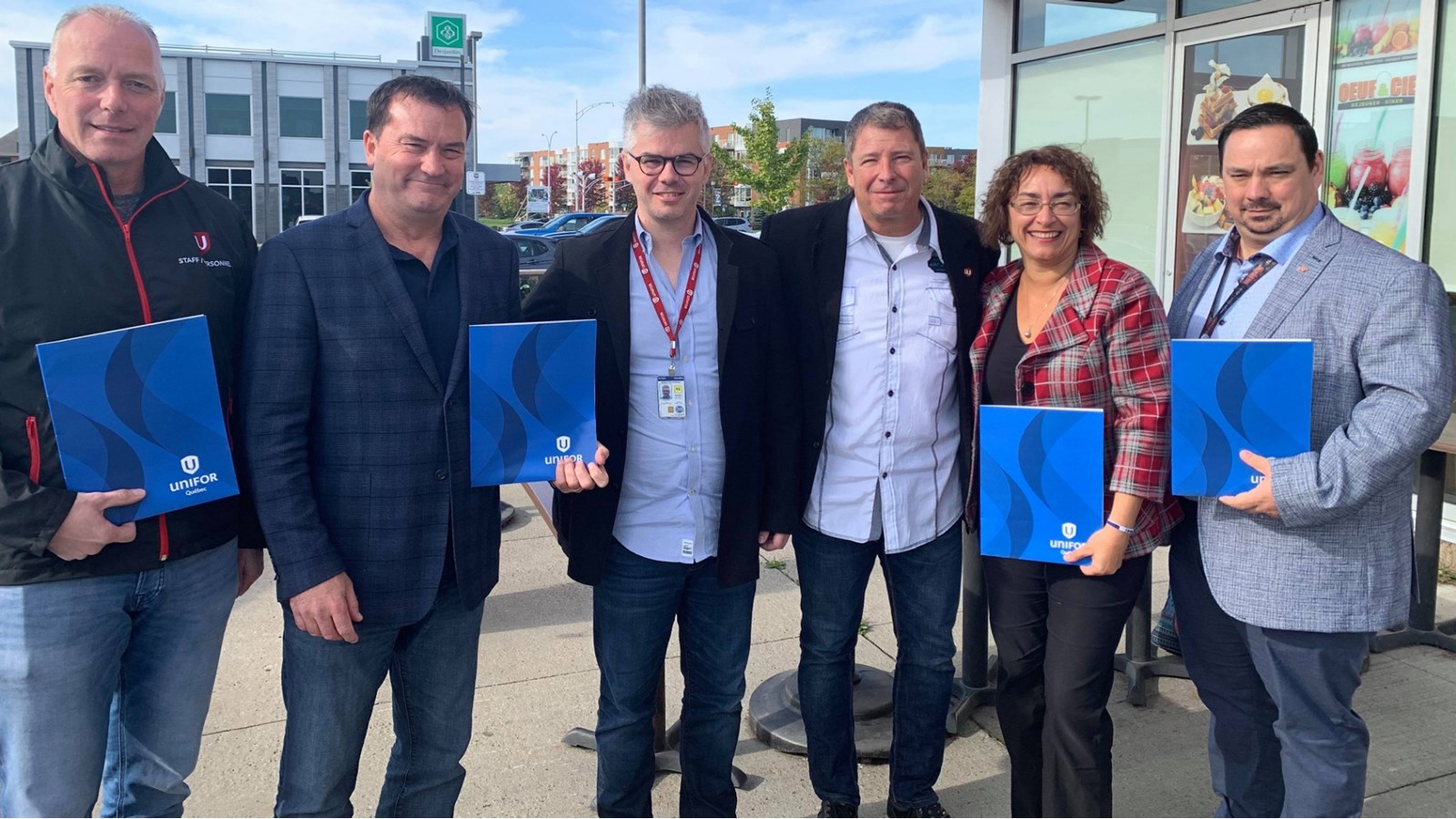 Serge Dupont, directeur-adjoint Unifor-Québec, Alain Therrien, candidat bloquiste dans La Prairie, Sébastien Mercier, président Section locale 4320 Unifor, Stephen O’Brien, vice-président Section locale 4320 Unifor, Claude DeBellefeuille, candidate bloquiste Salaberry-Suroît et Alexandre Amarre, membre section locale 2889 Unifor.