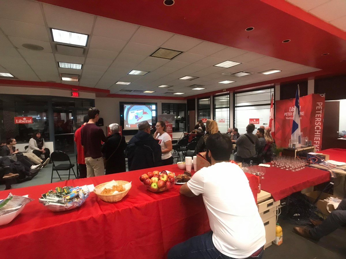 En images : les bénévoles s'activent dans les locaux de Peter Schiefke