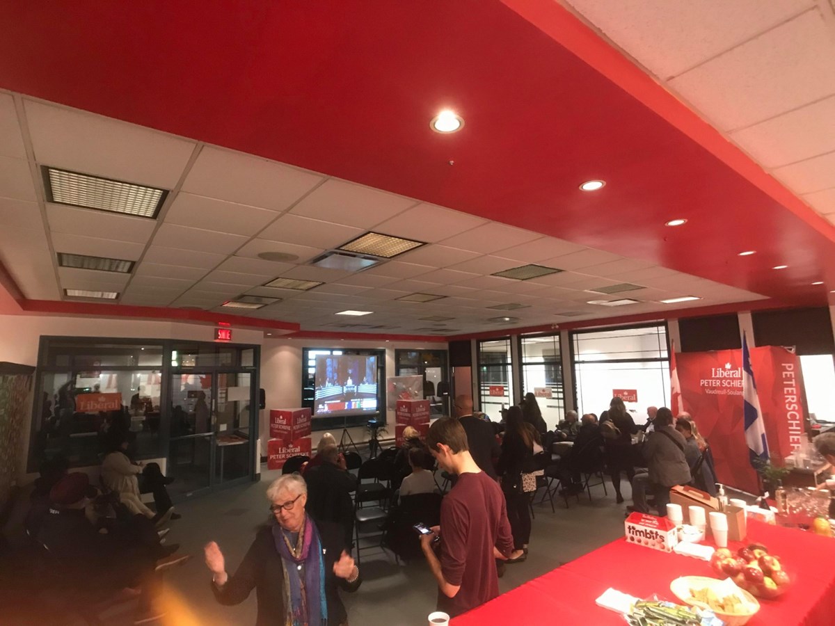 En images : les bénévoles s'activent dans les locaux de Peter Schiefke