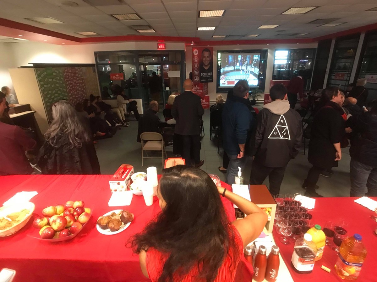 En images : les bénévoles s'activent dans les locaux de Peter Schiefke