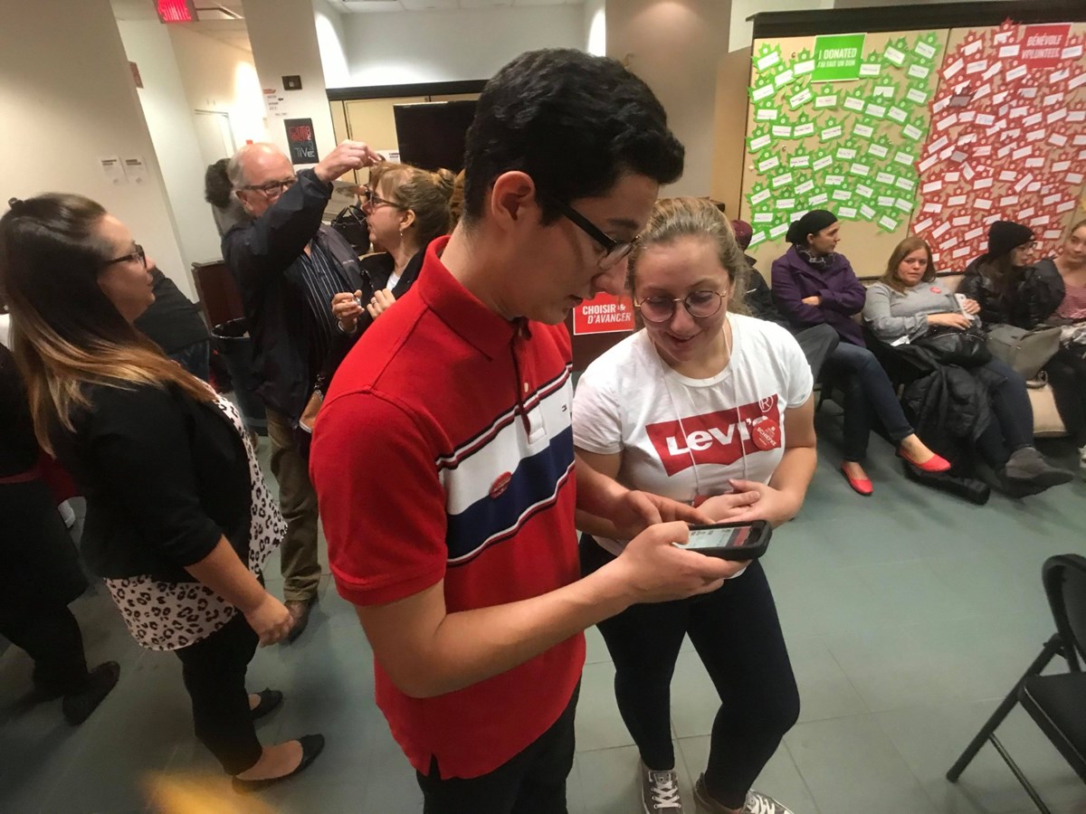En images : les bénévoles s'activent dans les locaux de Peter Schiefke