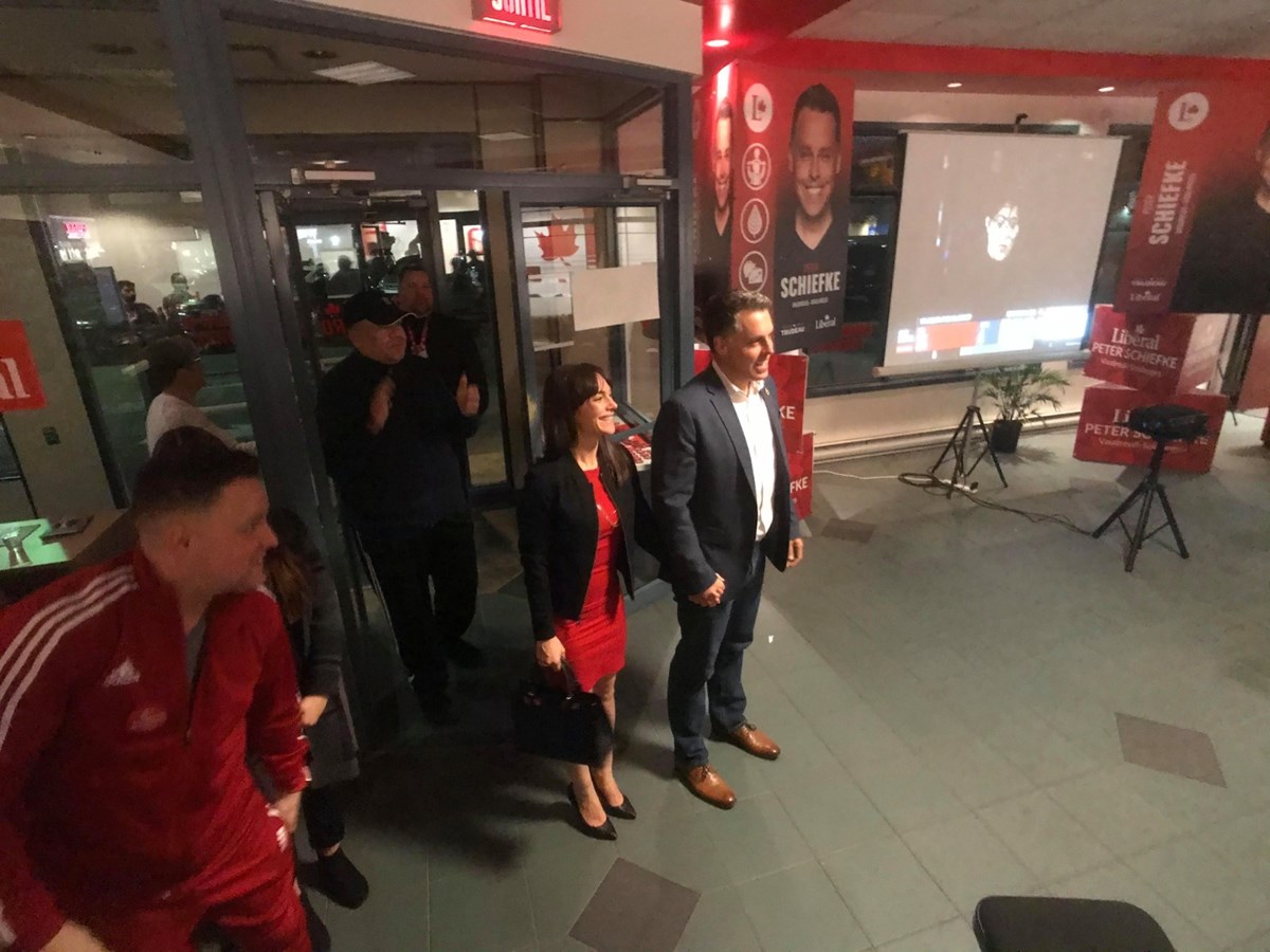 Peter Schiefke se joint à son équipe pour l'annonce des résultats