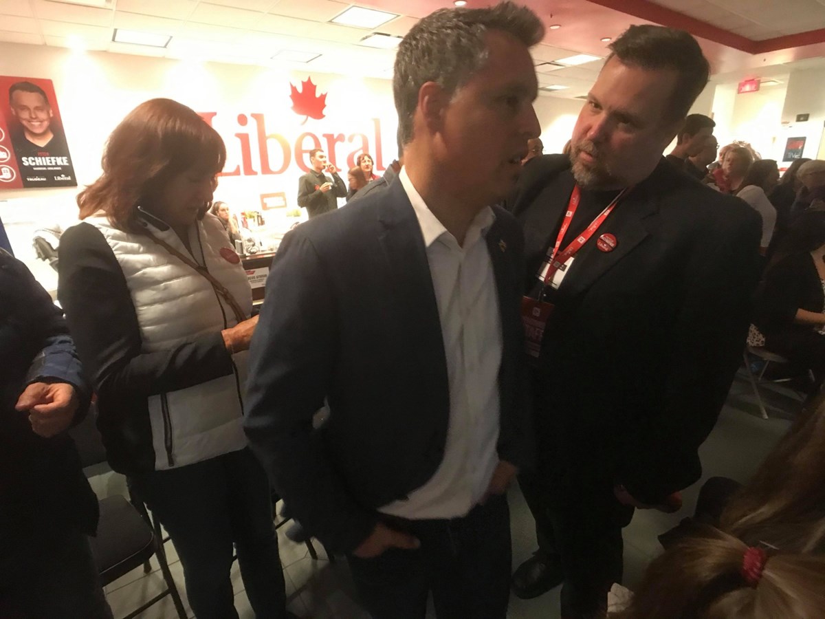 Peter Schiefke se joint à son équipe pour l'annonce des résultats