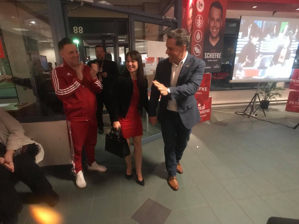 Peter Schiefke se joint à son équipe pour l'annonce des résultats