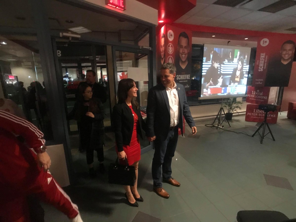 Peter Schiefke se joint à son équipe pour l'annonce des résultats