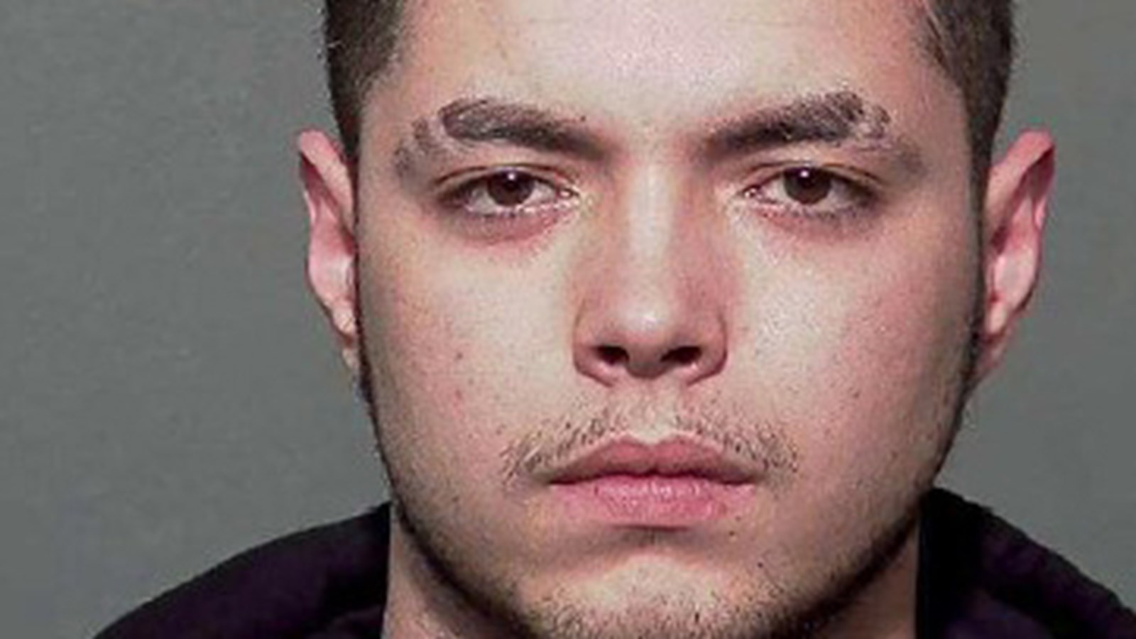 Le SPVM cherche à localiser le suspect Patrick Pascone. Il a les cheveux bruns et les yeux bruns. Il mesure 1,78 m (5’ 10’’) et pèse 69 kg (150 lb). Il aurait le nom « Isabelle » tatoué sur le côté gauche du cou, le nom « Pascone » tatoué sur l’avant-bras gauche, le mot « money » tatoué sur la main droite et les mots « life goes on » tatoués sur la main gauche.