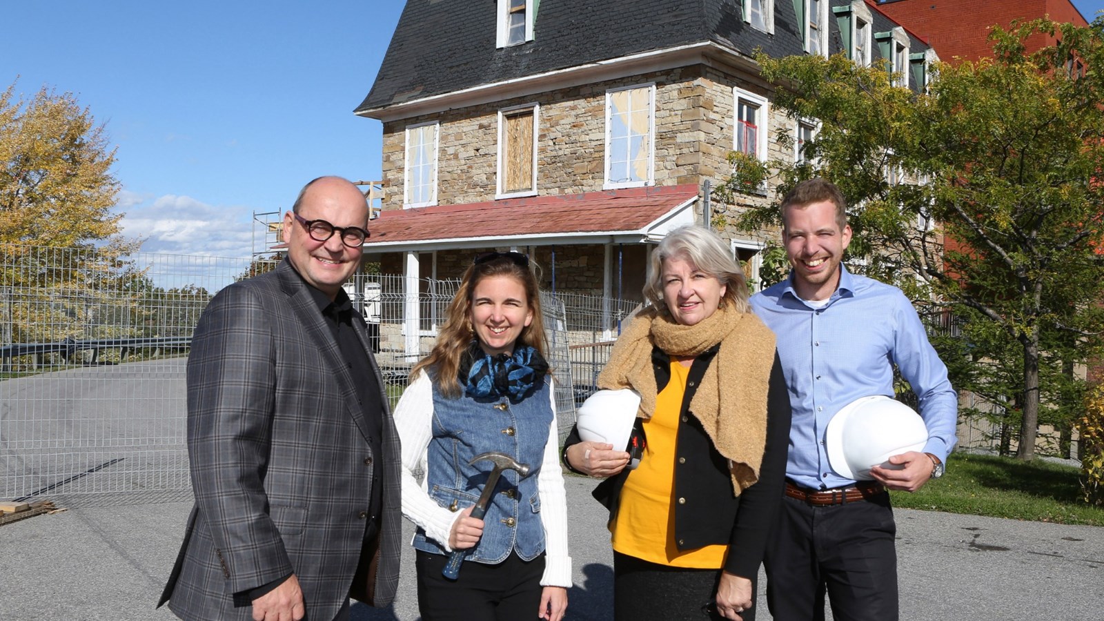 De gauche à droite, on reconnaît sur la photo: Claude Reid, député de Beauharnois, Maude Laberge, préfète de la MRC Beauharnois-Salaberry, Janine Lefebvre, directrice générale de la Maison des enfants Marie-Rose et Rodolphe Demers, codirecteur de la Maison des enfants Marie-Rose.
