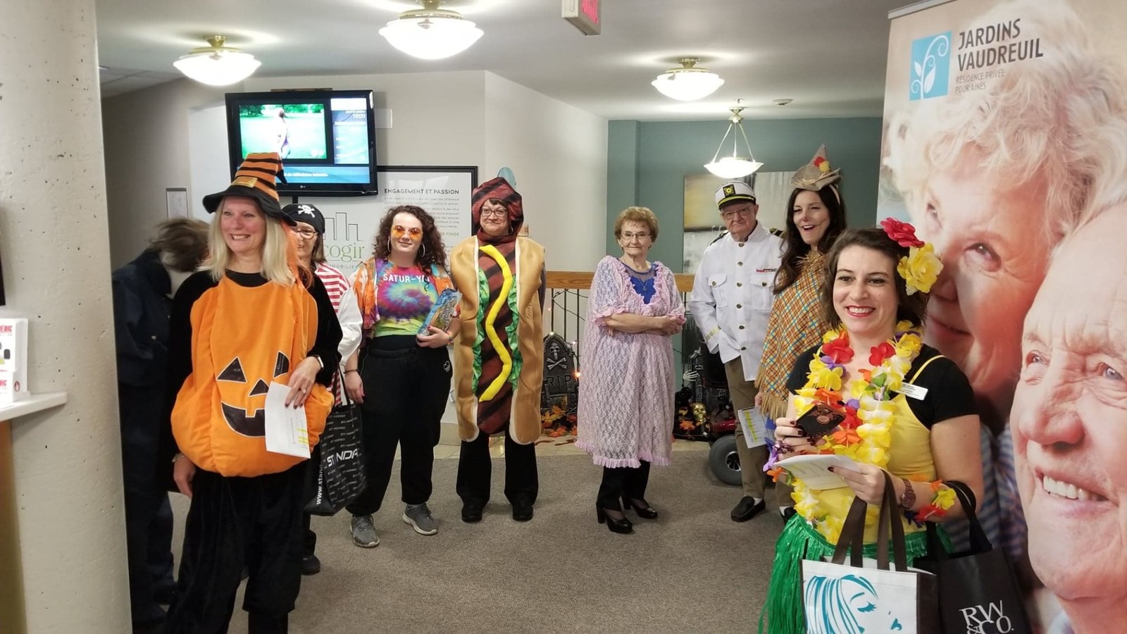 Princesses et super-héros de l'école Sainte-Trinité rendent visite aux résidents des Jardins Vaudreuil