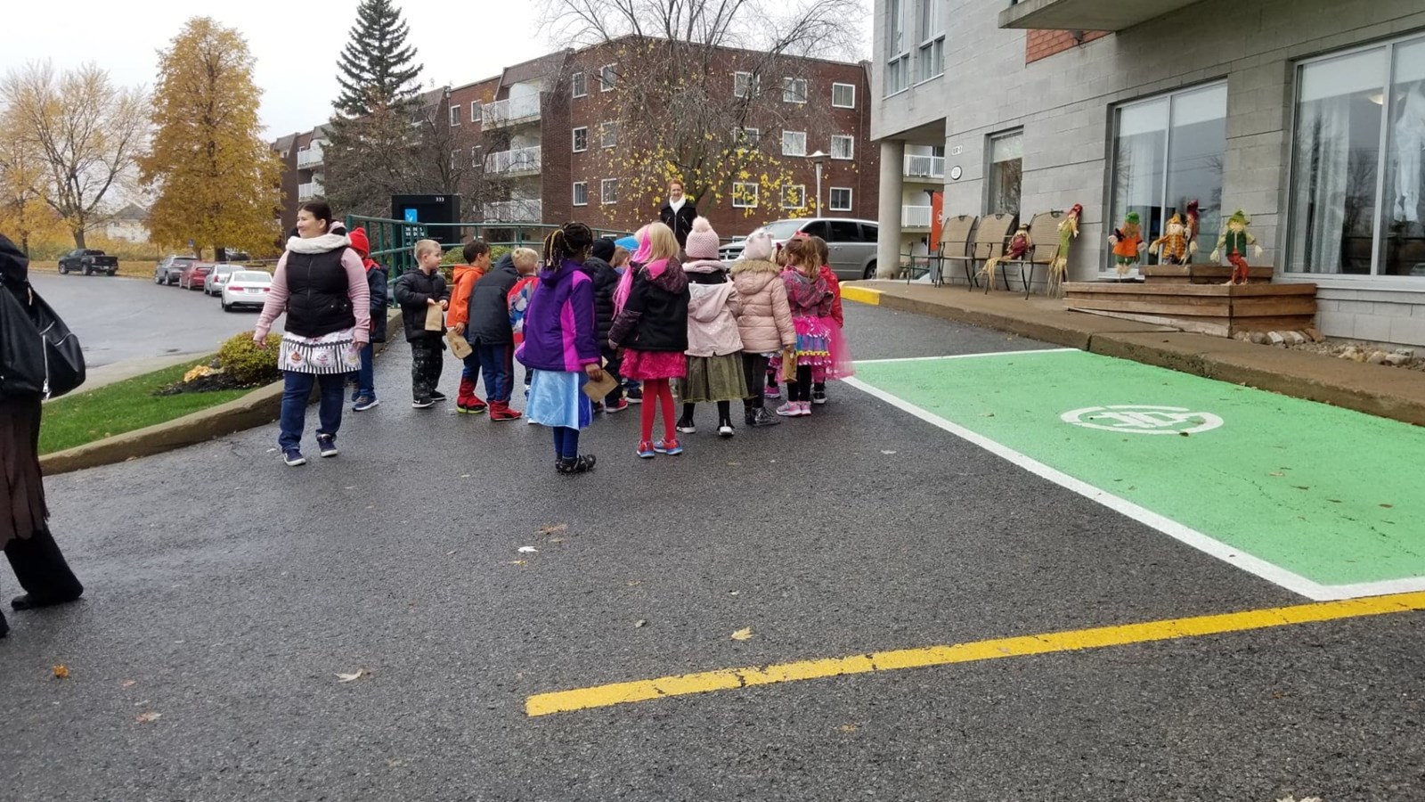 Princesses et super-héros de l'école Sainte-Trinité rendent visite aux résidents des Jardins Vaudreuil