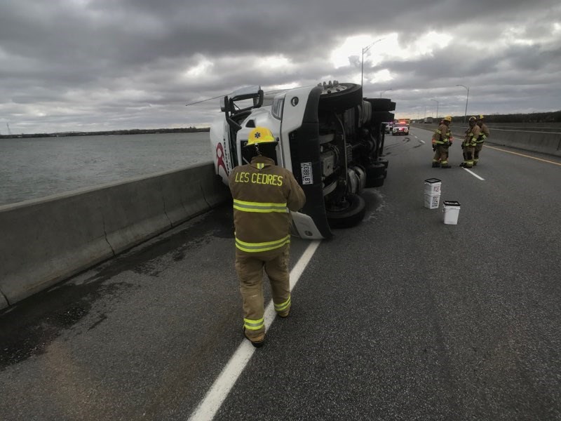 Un camion se renverse sur l'autoroute 30 à Les Cèdres