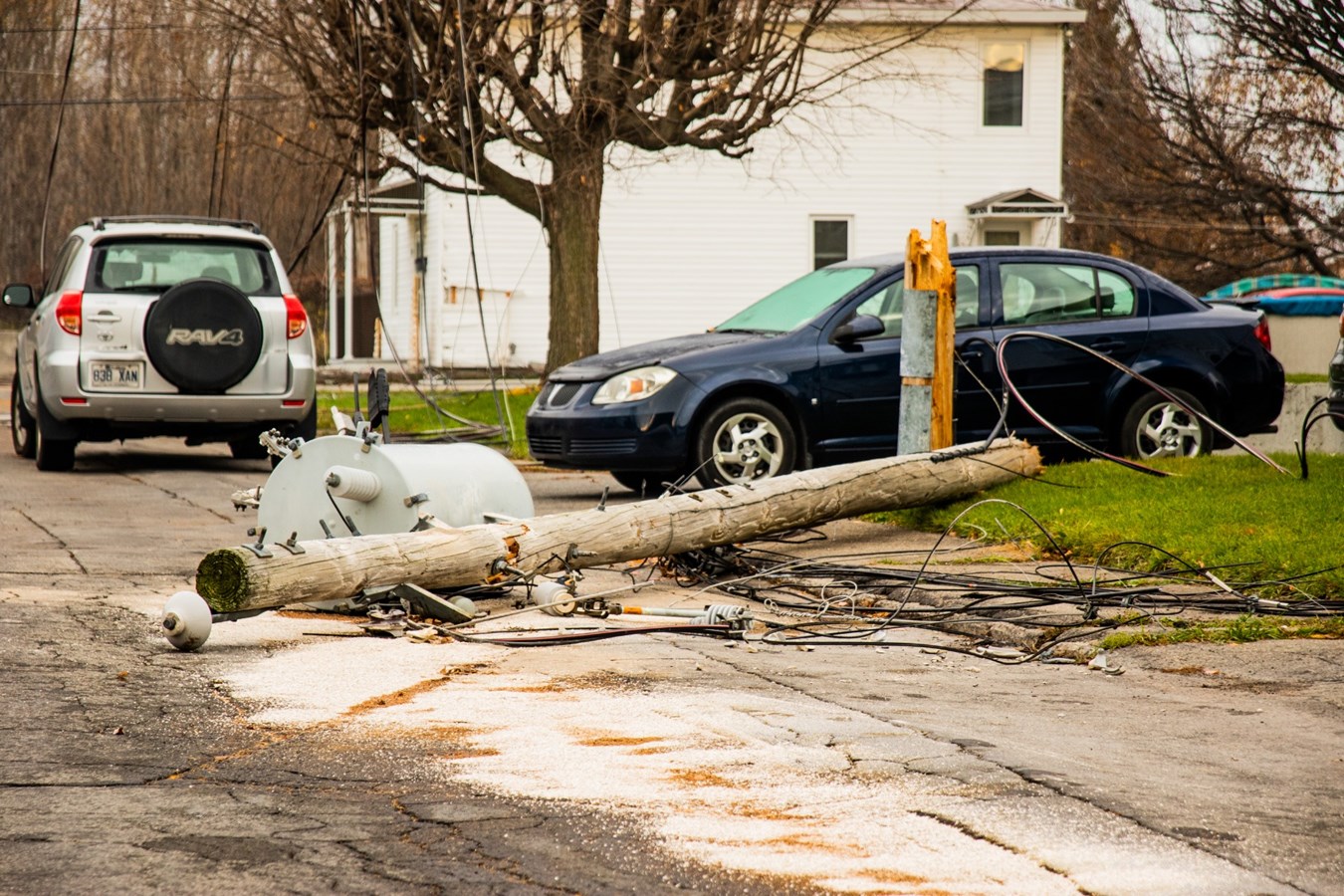 Un arbre cause d'importants dommages sur une résidence de la rue Ogilvie