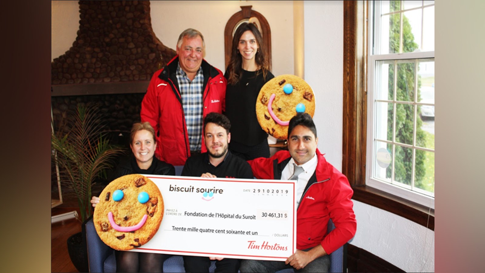 Daniel Gaudet, propriétaire des Tim Hortons située à l'Ile Perrot et Pincourt, Michèle Cyr Lemieux, directrice générale de la Fondation de l'Hôpital du Suroît. Isabelle Papineau, Coordonnatrice jeunesse, CISSS de la Montérégie-Ouest, Direction des programmes Jeunesse et des Activités de santé publique (DPJASP), Dan Lajeunesse, gérant des quatre Tim Hortons de Salaberry-de-Valleyfield détenus par Mathieu et Sonia Côté et Behzad Baghdadi, propriétaire de deux Tim Hortons de Saint-Lazare et Vaudreuil-Dorion