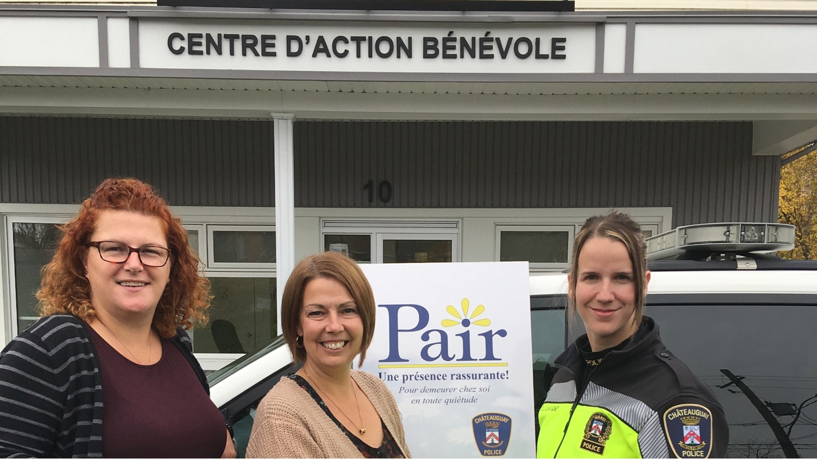 Annik Hall, directrice générale du Centre d'action bénévole du Grand Châteauguay (CABGC), Brigitte Samson, intervenante aux proches aidants du CABGC et Jenny
Lavigne, agente sociocommunautaire et relations médias du Service de police de Châteauguay.