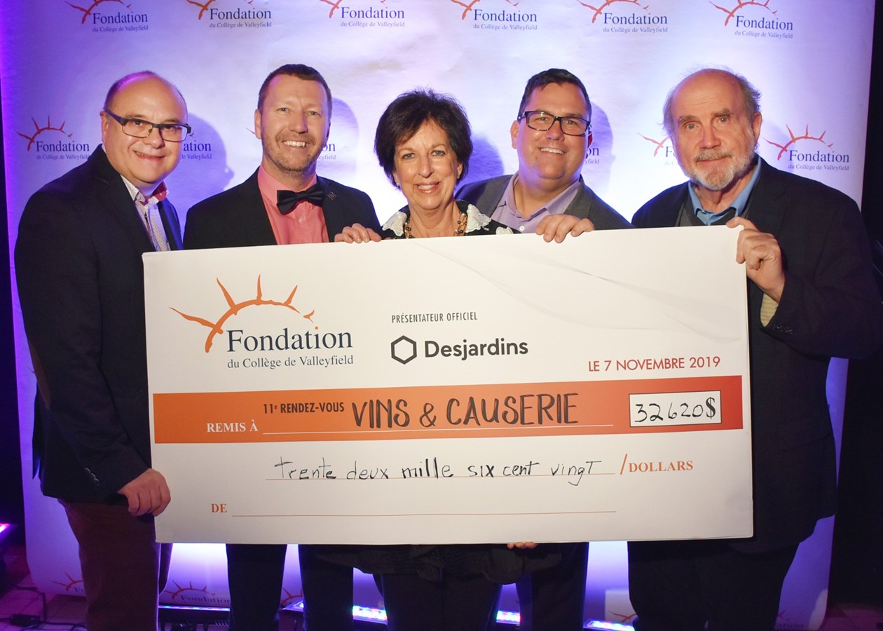 Yves Trottier, Directeur général de la Fondation du Collège de Valleyfield; Marc Rémillard, Directeur général du Cégep de Valleyfield; Odette Perron, Présidente de la Fondation du Collège de Valleyfield; Éric Besner, Président du Conseil d’administration du Collège de Valleyfield; Jean-Pierre Leduc, Président d’honneur du 11e rendez-vous Vins et causerie de la Fondation du Collège de Valleyfield, Président-directeur administratif – Valspec.