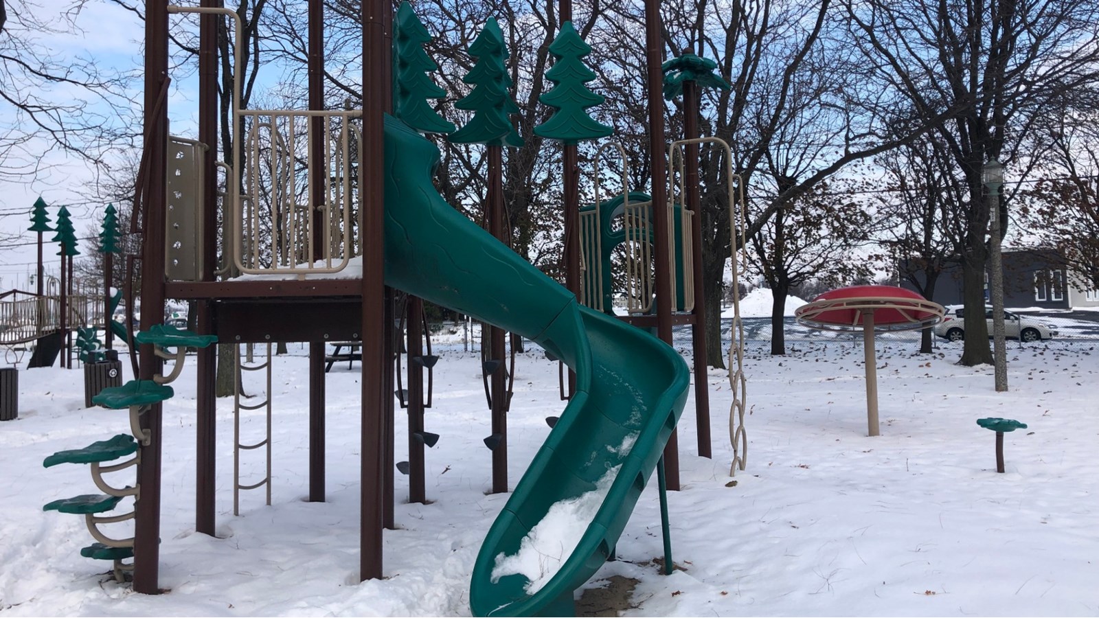La Ville de Salaberry-de-Valleyfield annonce la fermeture de ses modules de jeux en raison de risques liés à leur utilisation par temps froid. 