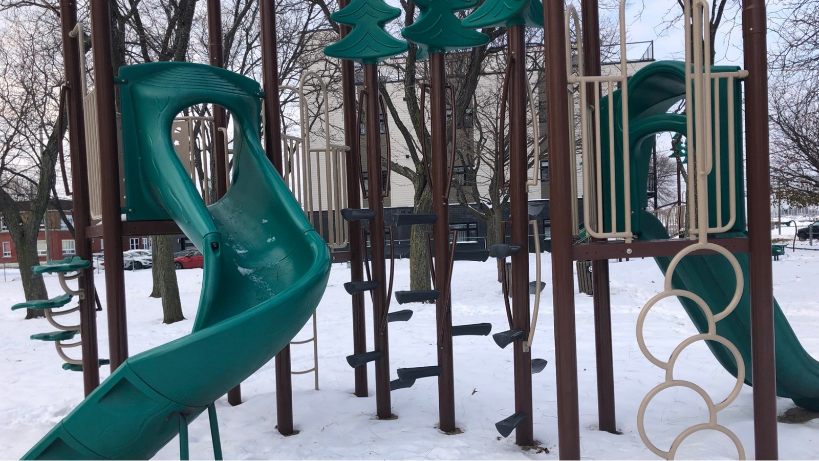 La Ville de Salaberry-de-Valleyfield annonce la fermeture de ses modules de jeux en raison de risques liés à leur utilisation par temps froid. 
