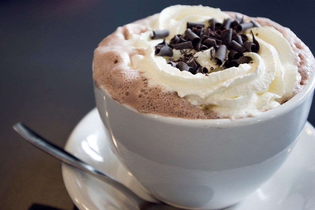 Mettez à jour votre curriculum vitæ tout en sirotant un chocolat chaud