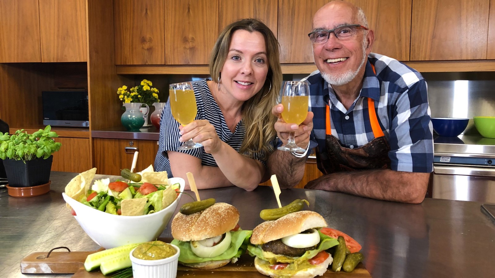 CUISINE-MOI: le maire de la Ville de Pincourt, Yvan Cardinal, cuisine un burger à l'image de sa ville