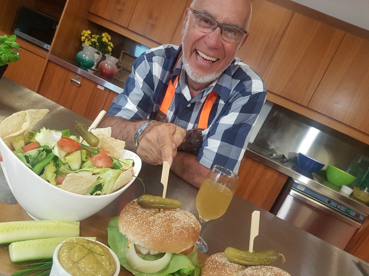 CUISINE-MOI: le maire de la Ville de Pincourt, Yvan Cardinal, cuisine un burger à l'image de sa ville