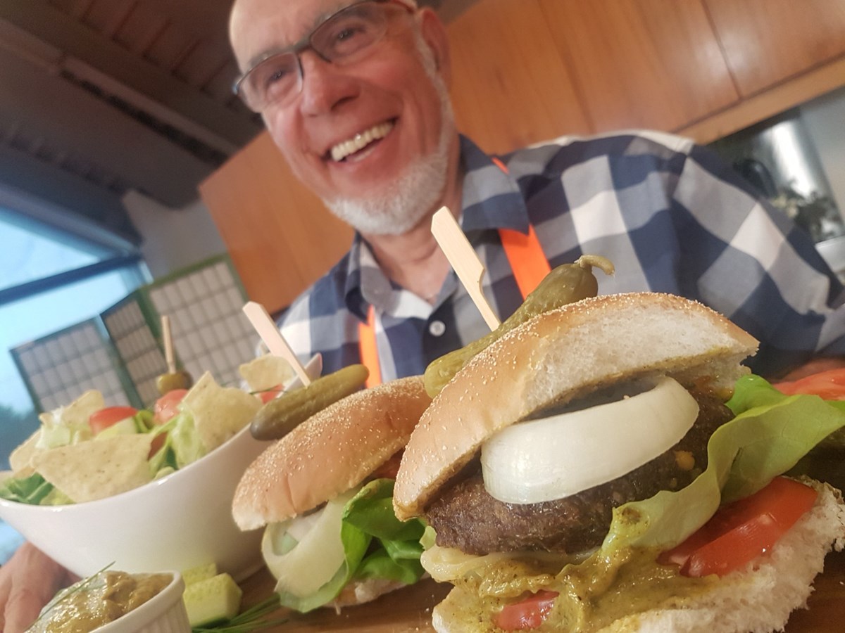 CUISINE-MOI: le maire de la Ville de Pincourt, Yvan Cardinal, cuisine un burger à l'image de sa ville