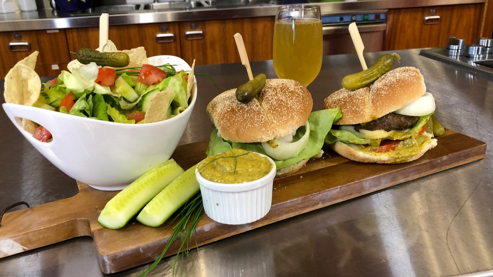CUISINE-MOI: le maire de la Ville de Pincourt, Yvan Cardinal, cuisine un burger à l'image de sa ville