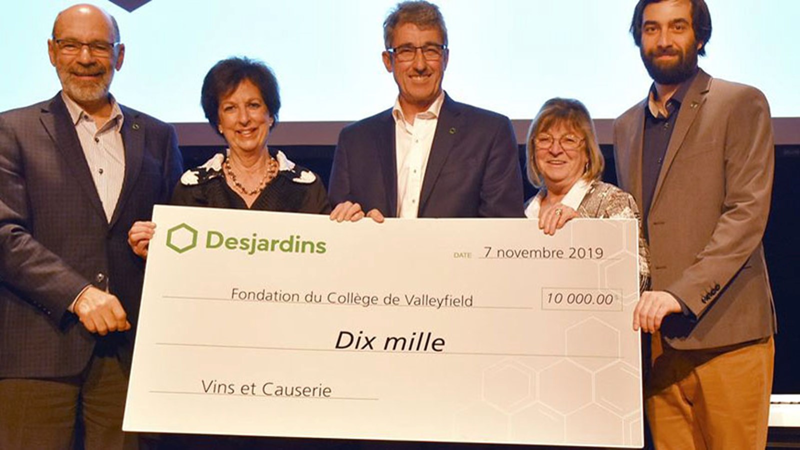 Le président du conseil d'administration des Caisses Desjardins de Salaberry-de-Valleyfield, Jean-François Gagnon (au centre) a remis un chèque de 10 000$ à la Fondation du Collège de Valleyfield lors de la plus récente édition du Vins et Causerie. 