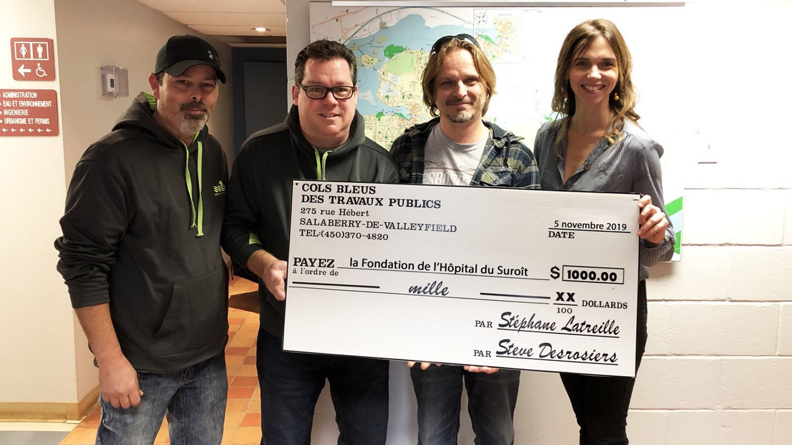 Sur la photo, on aperçoit Stéphane Latreille, Pascal Falardeau, Steve Desrosiers et Nicolas Boudeau avec la directrice générale Michèle Cyr-Lemieux.
