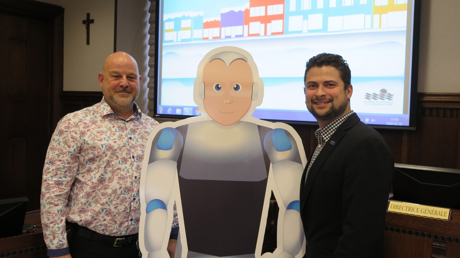 Le directeur du Service de l’environnement et des travaux publics, Stéphane Bellefeuille prend la pose avec Super Campi et le maire de Salaberry-de-Valleyfield, Miguel Lemieux. 
