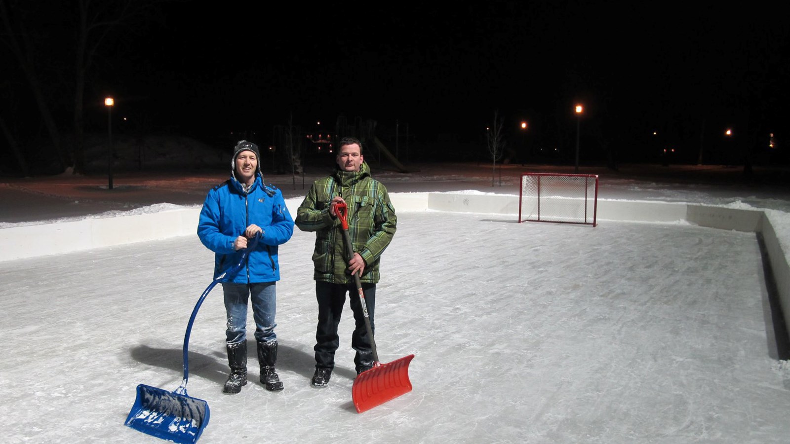 Votre voisin vous aide à ériger une patinoire dans votre quartier? Racontez-le à la Ville de Salaberry-de-Valleyfield et au PRAQ dans le cadre de la campagne « Voisins solidaires. »