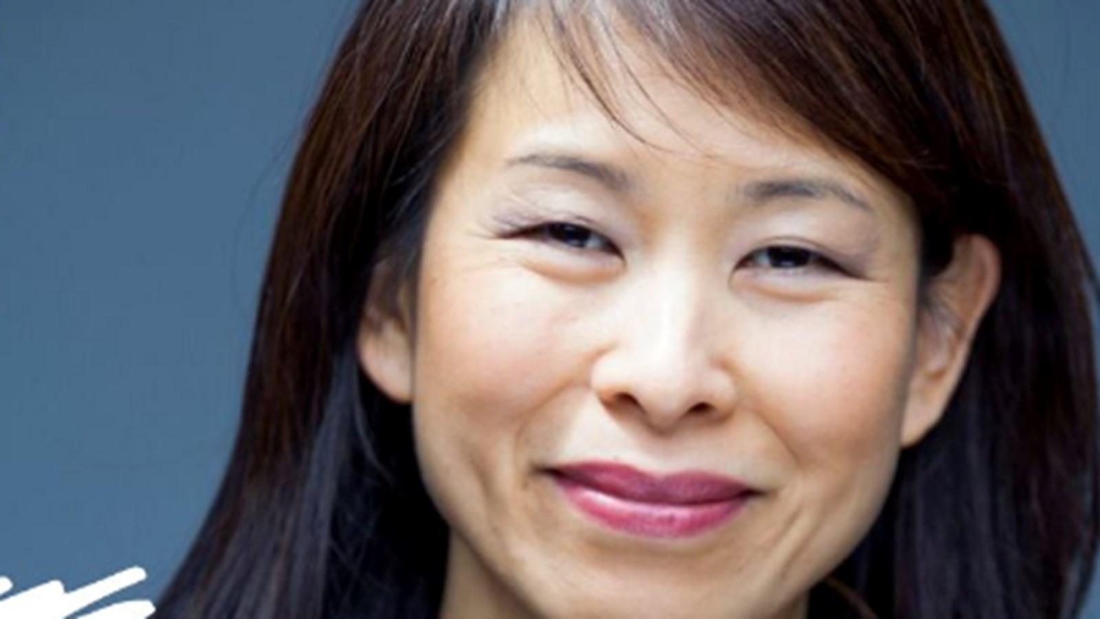 L’autrice, diplômée en traduction et en droit, a travaillé comme couturière, interprète, avocate, propriétaire de restaurant et chroniqueuse culinaire pour la radio et la télévision.