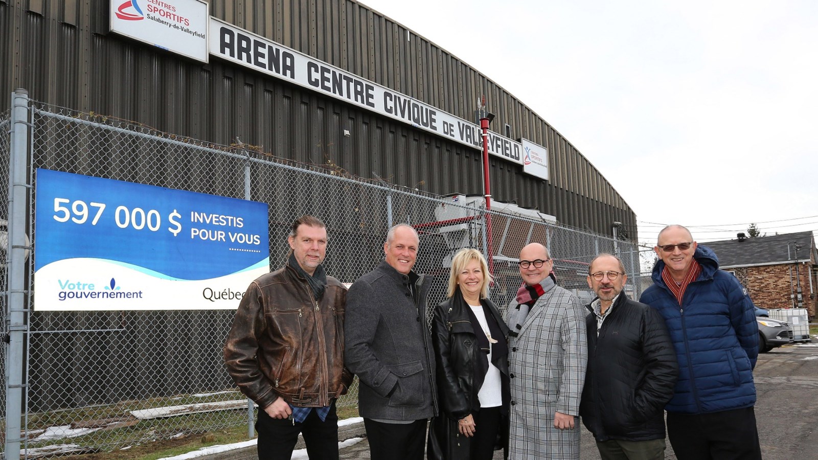 M. Reid, député de Beauharnois est entouré de membres du conseil d’administration des Centres sportifs de Salaberry-de-Valleyfield.

