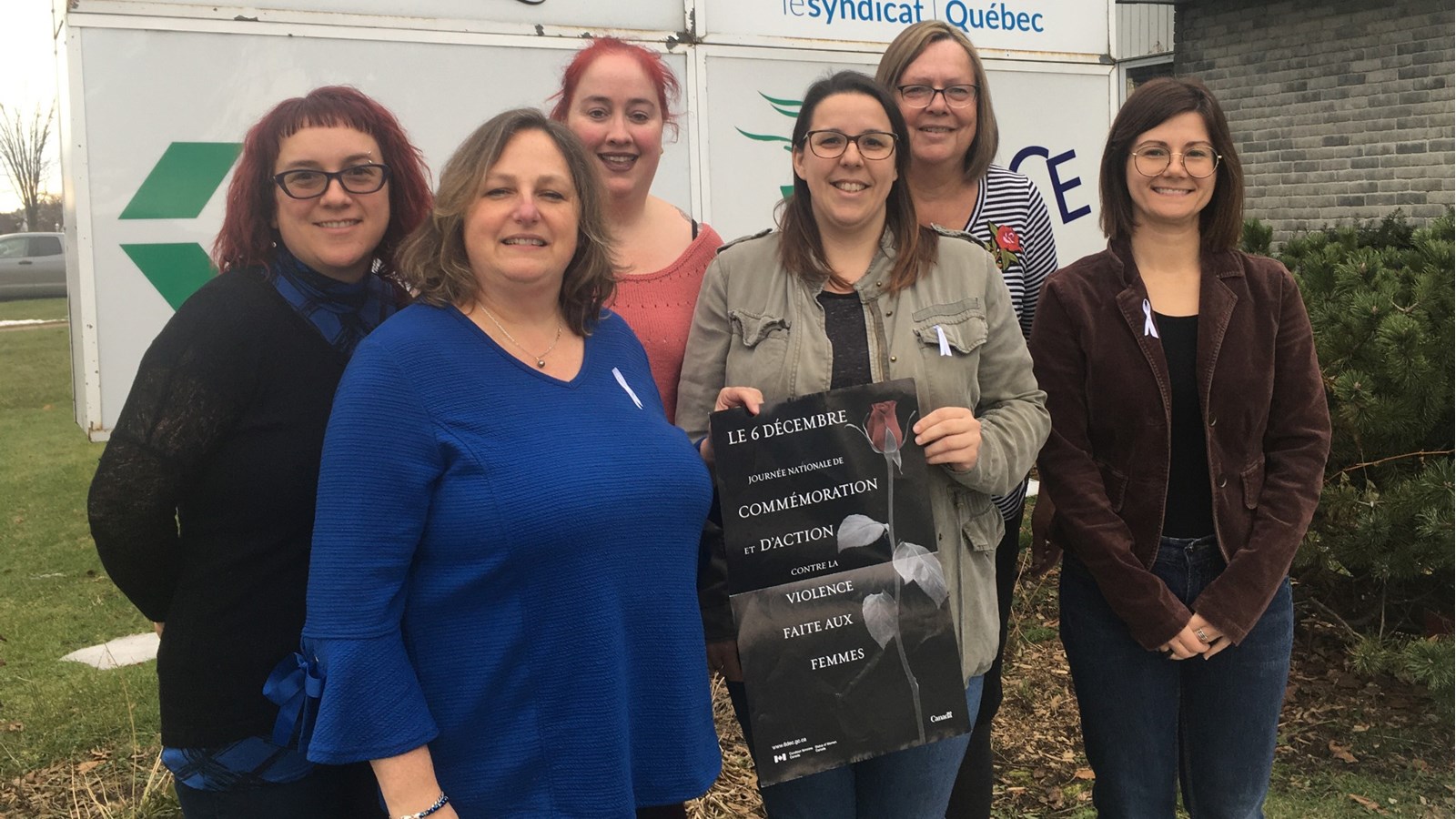 Martine Faille du Centre D’Main de Femmes, Marie-Claude Gareau de l’Accueil pour Elle, Chantal Fortier de l’Accueil pour Elle, Karine Gagné du CALACS La Vigie, Jacynthe Leclerc d’Espace Suroît et Jessica Leduc d’Option Ressource Travail et P.S. Jeunesse s’allient pour sensibiliser la population à la violence faite aux femmes, une problématique encore d’actualité en 2019. 