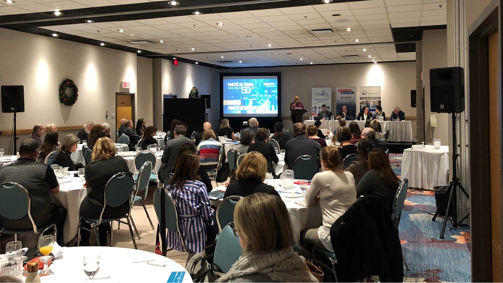 Plusieurs personnes se sont données rendez-vous à Salaberry-de-Valleyfield ce mardi pour assister au Forum Marché du travail, Misons sur les 50 ans et plus pour la Montérégie-Ouest. 