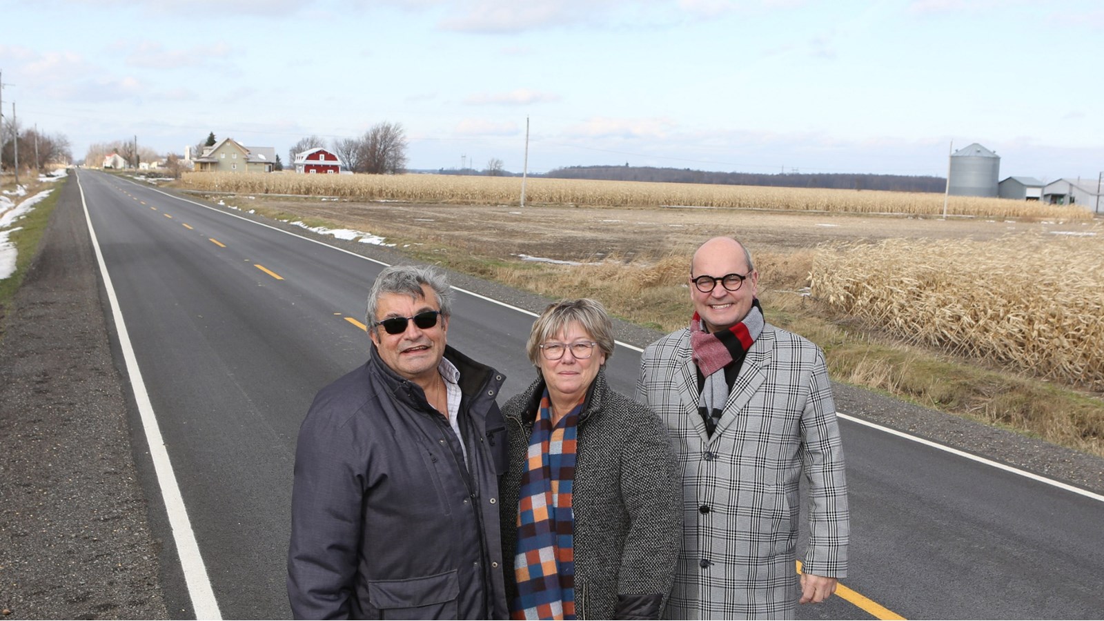 Sur la photo, vous y trouverez (de gauche à droite) : Gaétan Ménard, maire de Saint-Étienne-de-Beauharnois, Ginette Prud’homme, directrice générale de la municipalité de Saint-Étienne-de-Beauharnois, Claude Reid, député de Beauharnois qui ont constaté l'état d'avancement des travaux financés par le gouvernement provincial.