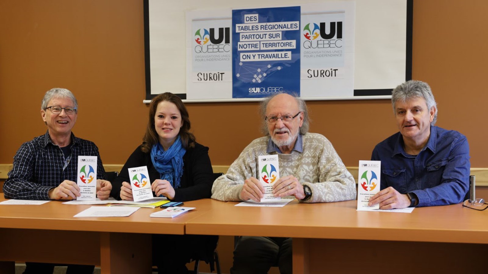 Le comité provisoire de la Table régionale Suroît OUI-Québec est formée de gauche à droite de: Daniel Mallette, Véronique Poirier, Pierre LaGrenade, et Denis Besner.