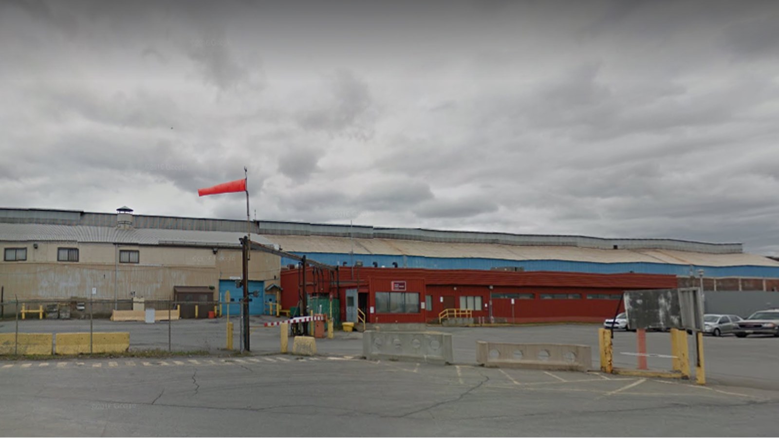L'incendie qui s'est déclenché chez Rio Tinto Alcan à Beauharnois a pris naissance dans un four de coulée. Les flammes ont rapidement été éteinte grâce à une substance semblable à du sable.