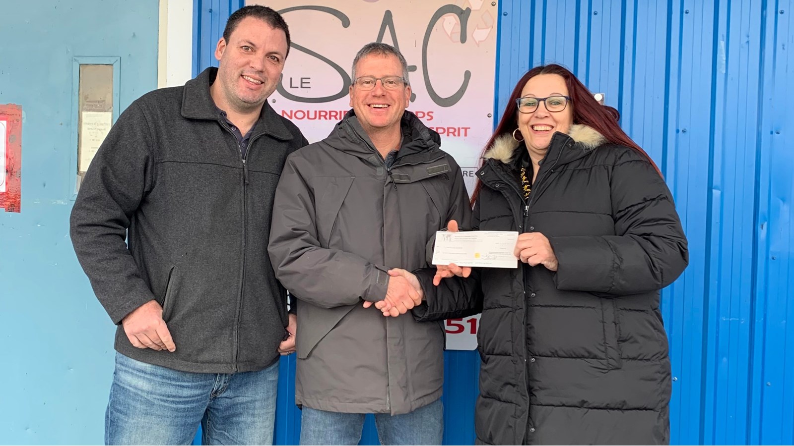 Le représentant syndical Luc Julien et la présidente de la section locale 6486, Manon Castonguay, remettent le don au coordonnateur du Service alimentaire communautaire, Stéphane Brault.