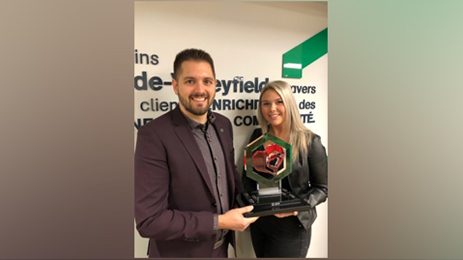 Andréanne Cartier a reçu le trophée destiné au membre du personnel s’étant le plus illustré avec un service à la clientèle exceptionnel.