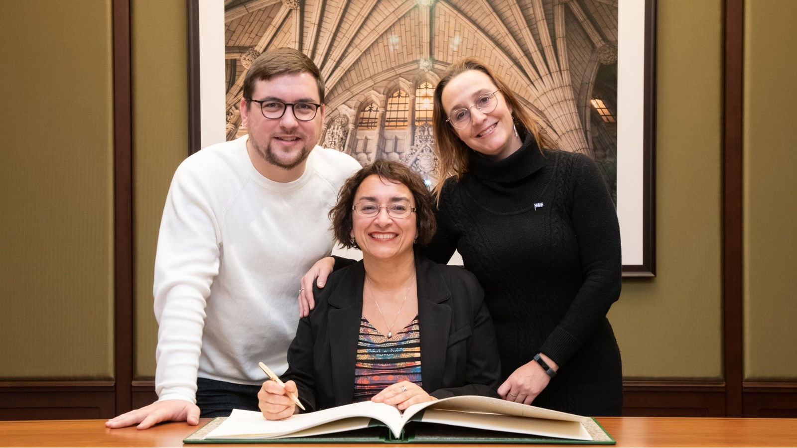 Mme DeBellefeuille a été assermenté le 15 novembre dernier en présence d'une partie de son équipe, soit Charles Gascon, adjointe parlementaire à Ottawa et Mireille Théorêt, attachée politique au bureau de comté.